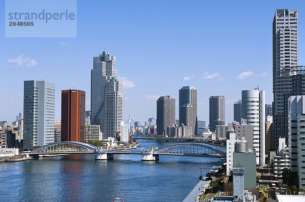 Sumida River und Brücke der Harumi Dori Ave.  Tokio.