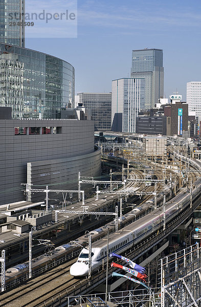 Tokyo International Forum  Tokyo Station im Hintergrund  Shinkansen Bullet Zug übergeben  Tokio  Japan.