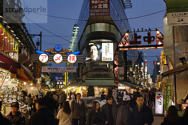 Ameyoko Bars und Geschäfte  Ueno  Tokio  Japan