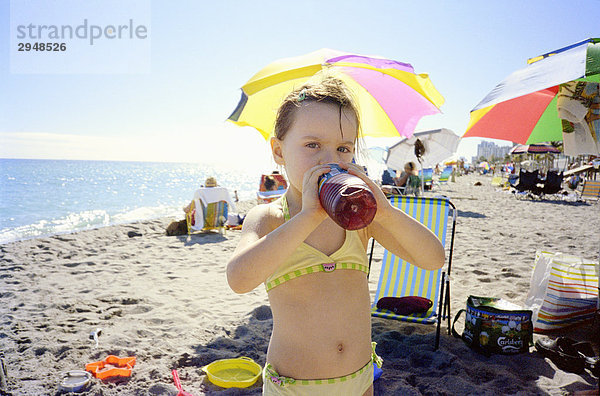 Kleines Mädchen am Strand trinken Saft  Miami  Florida