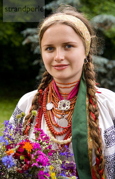 Frau in Tracht der Ukraine  Kiew  Ukraine