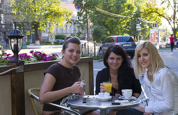 Frauen mit Kaffee in einem Café  Kiew  Ukraine