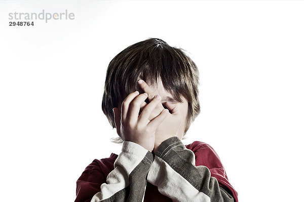 Junge versteckt sein Gesicht mit seinen Händen  Otterburn Park  Quebec