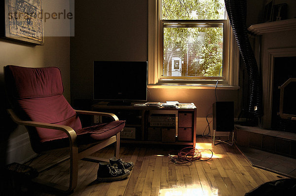 Unordentlich Wohnung Wohnzimmer mit ein paar alte Turnschuhe auf dem Boden  Montreal  Quebec
