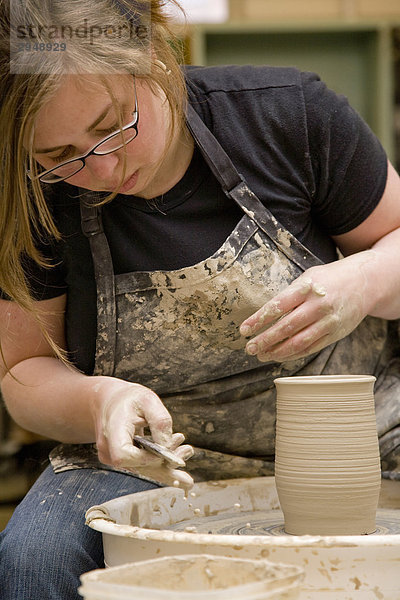Keramik Künstler arbeiten an einem Rad Tonwaren  Spokane  Washington