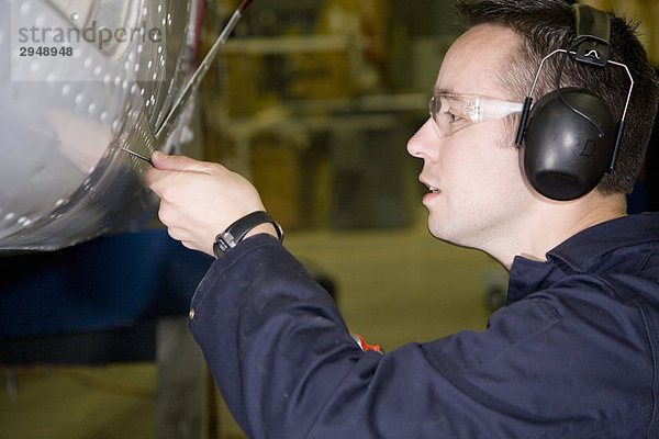 Airframe Mechaniker entfernt Nieten aus Flugzeugzelle von Flugzeugen (ret.)  Spokane  Washington