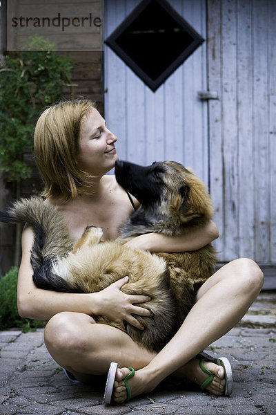 junge Frau hält ihres Hundes.