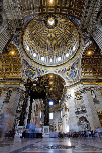 Innenansicht der Kuppel und Baldachin  Barock Berninis Baldachin steht über St. Peter's Grab innerhalb der wichtigsten Gebäude von Saint Peter's Basilica  Vatikanstadt  Rom