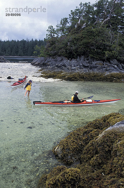 Familie Kajak in der Broken Gruppe Inseln  British Columbia