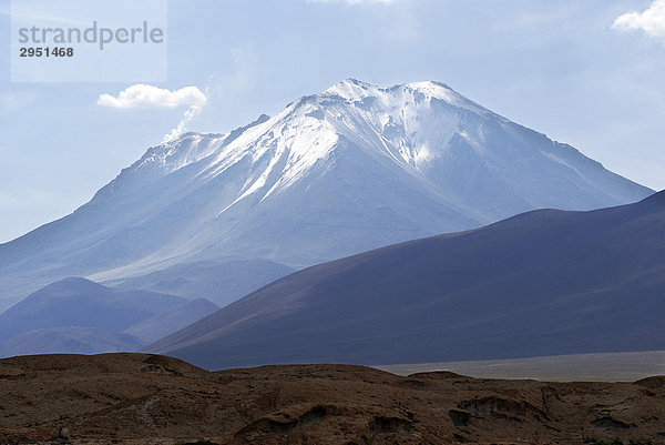 Der aktive Vulkan Ollague  Hochland von Uyuni  Bolivien