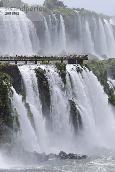 Wasserfälle von Iguazu und Besuchersteg  Brasilien/Argentinien