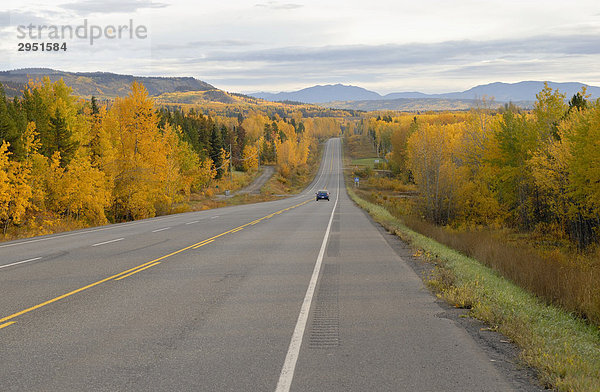 Herbstliche Landschaft am Highway 16 bei Forestdale  British Columbia  Kanada  Nordamerika