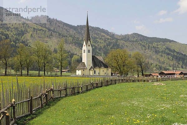 Leonhardi-Kirche in Schliersee-Fischhausen  Oberbayern  Bayern  Deutschland  Europa