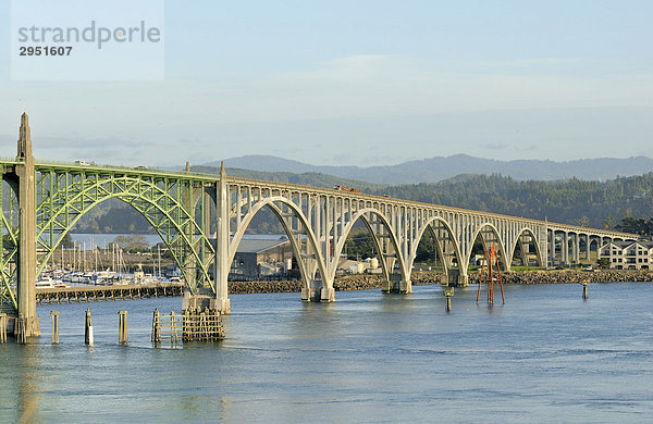 Yaquina Bay Bridge  historische Brücke über den Yaquina River  Detail  Newport  Oregon  USA