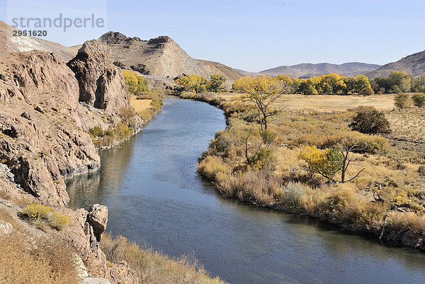 Flussschleife des Trukee River  Nevada  USA