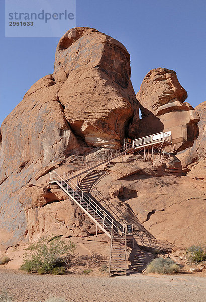 Treppenaufgang zu einer Felswand des Atlatl Rock mit historischen Ritzzeichnungen  etwa 4000 Jahre alt  Petroglyphenwand  Valley of Fire State Park  Nevada  USA