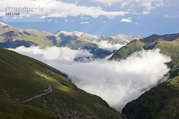 Wolken ziehen aus dem Tal  Großglockner Hochalpenstraße  Nationalpark Hohe Tauern  Österreich