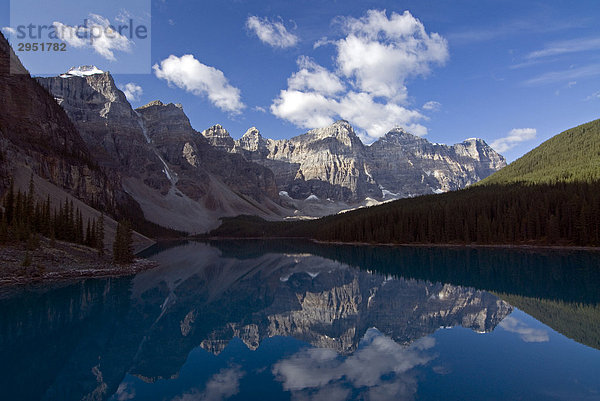 Spiegelung der Wenkchemna Peaks im Moraine Lake  Valley Of The Ten Peaks  Banff Nationalpark  Alberta  Kanada