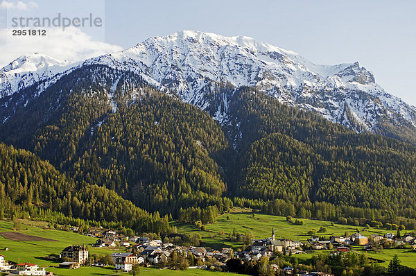 Blick auf das Dorf Sta. Maria im Val Müstair  Münstertal  im Engadin  Kanton Graubünden  Schweiz  Europa