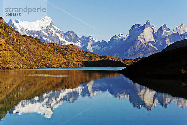 Spiegelung in einem See  Torres del Paine Nationalpark  Patagonien  Chile  Südamerika