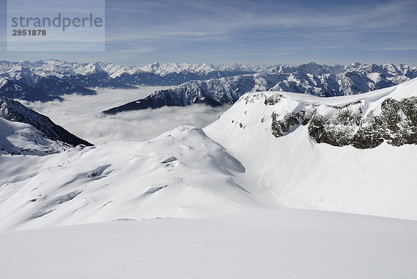 Fernblick vom Rofan Gebirge über das nebelbedeckte Inntal  Tirol  Österreich  Europa