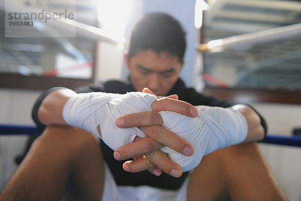 Fixierendes Boxer trägt in seinem beide Hände