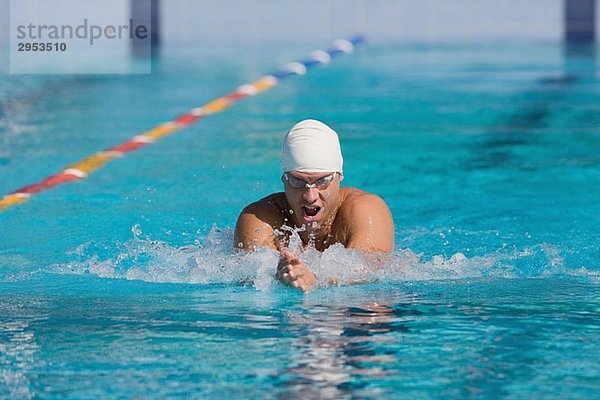 Brustschwimmen Wettbewerb Athlet schwimmen streicheln