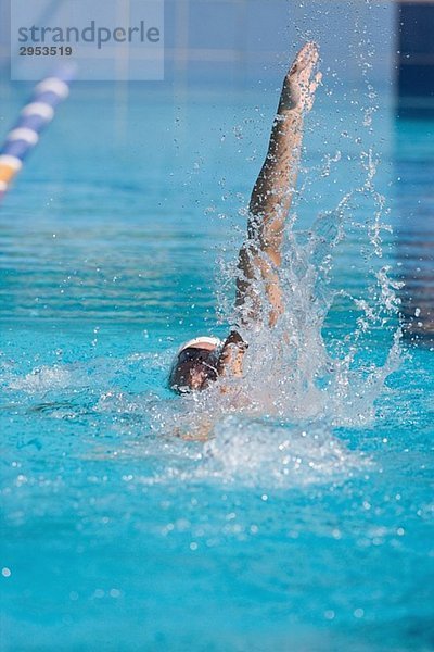 Rückenschwimmen Athlet jung australisch