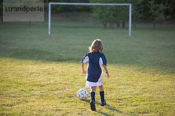 Fußball Boy läuft auf Ziel