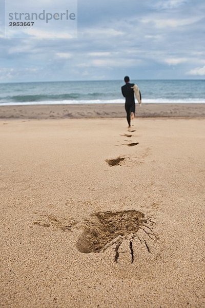 Mann Strand rennen Meer Sand Fußabdruck verlassen