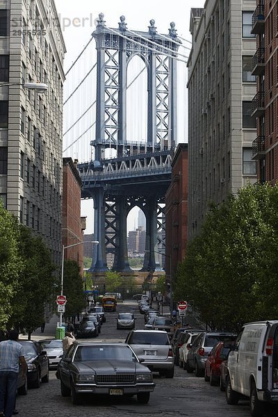 Straßenschlucht in Brooklyn mit Blick auf Manhattan Bridge  New York City  USA