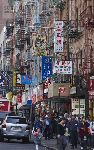 Belebte Einkaufsstraße in Chinatown  New York City  USA