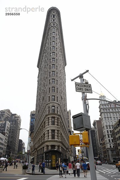 Frontansicht des Flatiron Buildings  New York City  USA  Weitwinkel