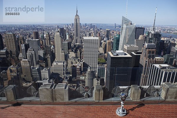Blick vom Rockefeller Center auf Manhattan mit Empire State Building  New York City  USA  Weitwinkel