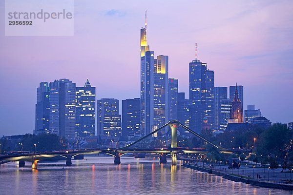 Bankenviertel Skyline in der Abenddämmerung  Frankfurt am Main  Deutschland