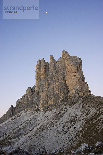 Mond über den Drei Zinnen  Sextener Dolomiten  Italien