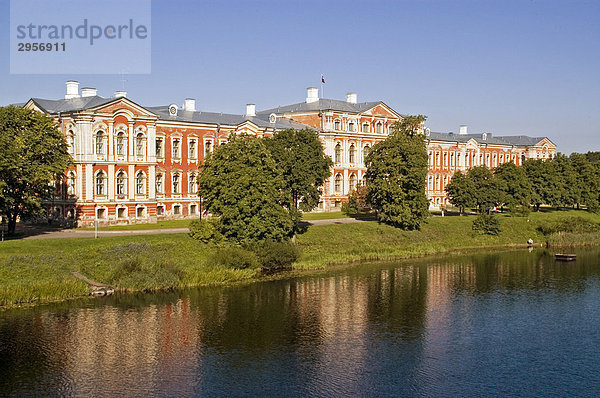 Schloss Jelgava steht auf einer Insel am Zusammenfluss der Flüsse Driska und Lielupe  Lettland  Baltikum