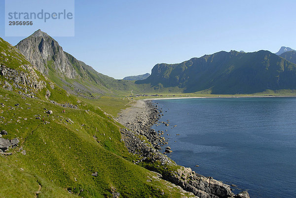 Steile Küste mit Meeresbucht bei Unstad  Lofoten  Norwegen