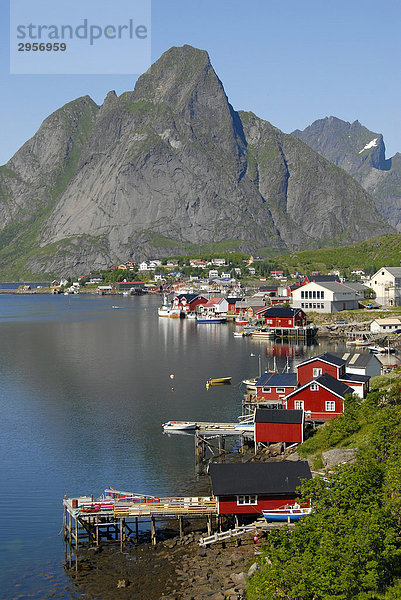 Blick über den Fjord und den Ort Reine auf die steilen Berge von der Insel Moskenesoya  Lofoten  Norwegen  Skandinavien