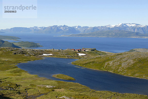 Weite Fjordlandschaft mit Fjäll und See  Lappland  Norwegen  Skandinavien