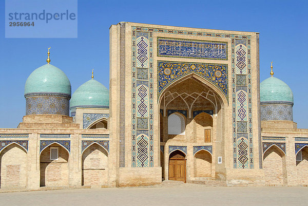 Eingangstor  mit bunten Kacheln dekorierter Iwan und blaue Kuppeln  Freitagsmoschee  Jama Moschee  Taschkent  Usbekistan  Zentralasien  Asien