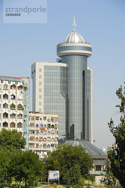 Modernes Bürogebäude in der Stadt Tashkent  Usbekistan  Zentralasien  Asien
