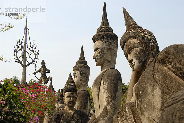Buddhistische Figuren in Meditation  Buddha Park Suan Xieng Khuan  bei Vientiane  Laos  Südostasien