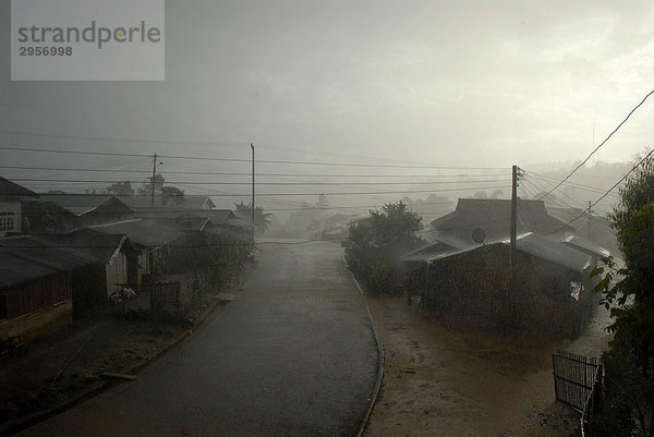 Regenzeit  heftiger Regen prasselt auf Wellblechdächer und Straße  Ban Phonesaat  Phongsali  Laos  Südostasien
