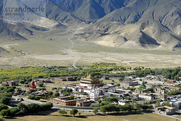 Tibetischer Buddhismus  Klosteranlage in Form eines Mandala unterm Berghang  Kloster Samye  Himalaya  Tibet  China  Asien