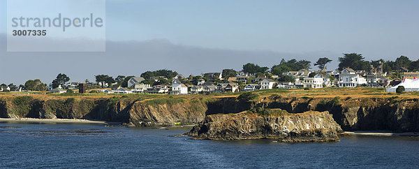 Vereinigte Staaten von Amerika USA Panorama Gebäude Ozean Küste Meer Dorf Kleinstadt Kalifornien Erosion Mendocino