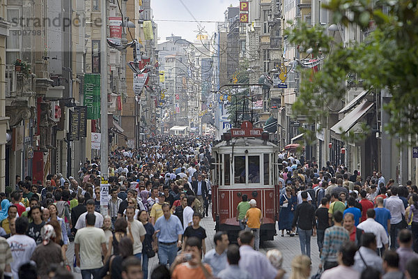 Mensch Menschen Straße kaufen Laden Straßenbahn Seilbahn Fussgängerzone Türkei