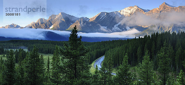 10856702  Kanada  Morgennebel  Rocky Mountains  Pe