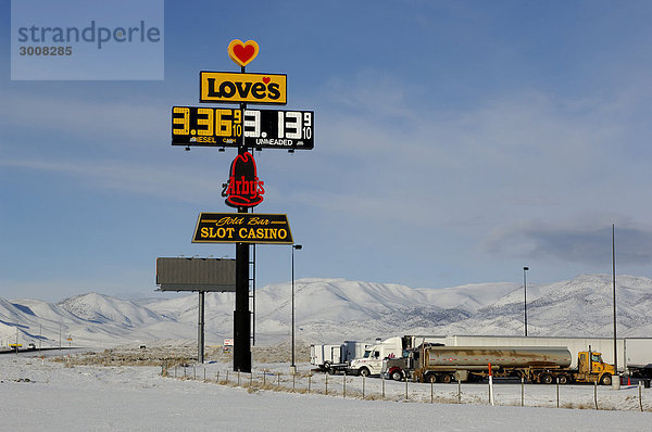 10857116  USA  liebt Truck Stop  in der Nähe von Reno  Nevada