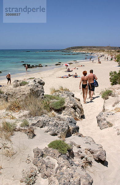 Europa Mensch Menschen Küste Tourist Sand Chania Griechenland Mittelmeer Sandstrand